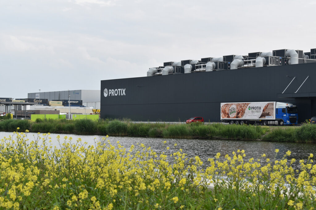 Herstellung von Insektenprotein auf 14.000 Quadratmetern: Die größte Insektenfabrik der Welt in Bergen op Zoom (Niederlande).