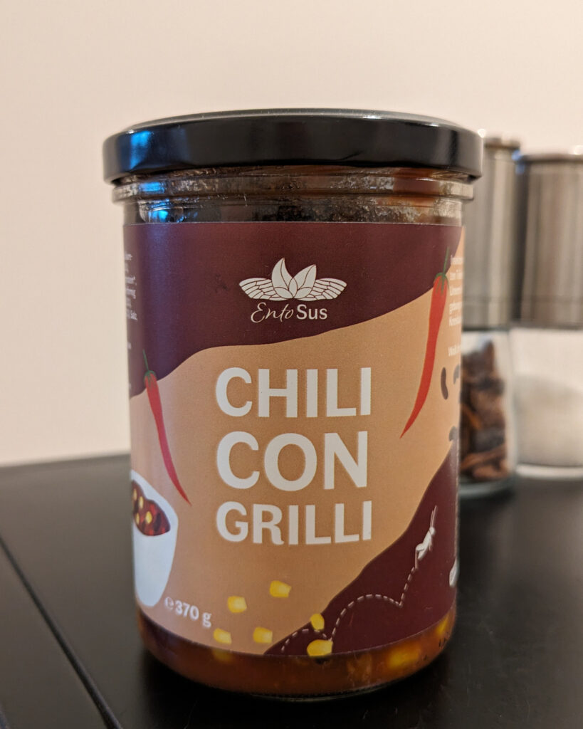 Ein Glas "Chili con Grili": Fertiges Chili von EntoSus mit Grillenhack als Zutat.